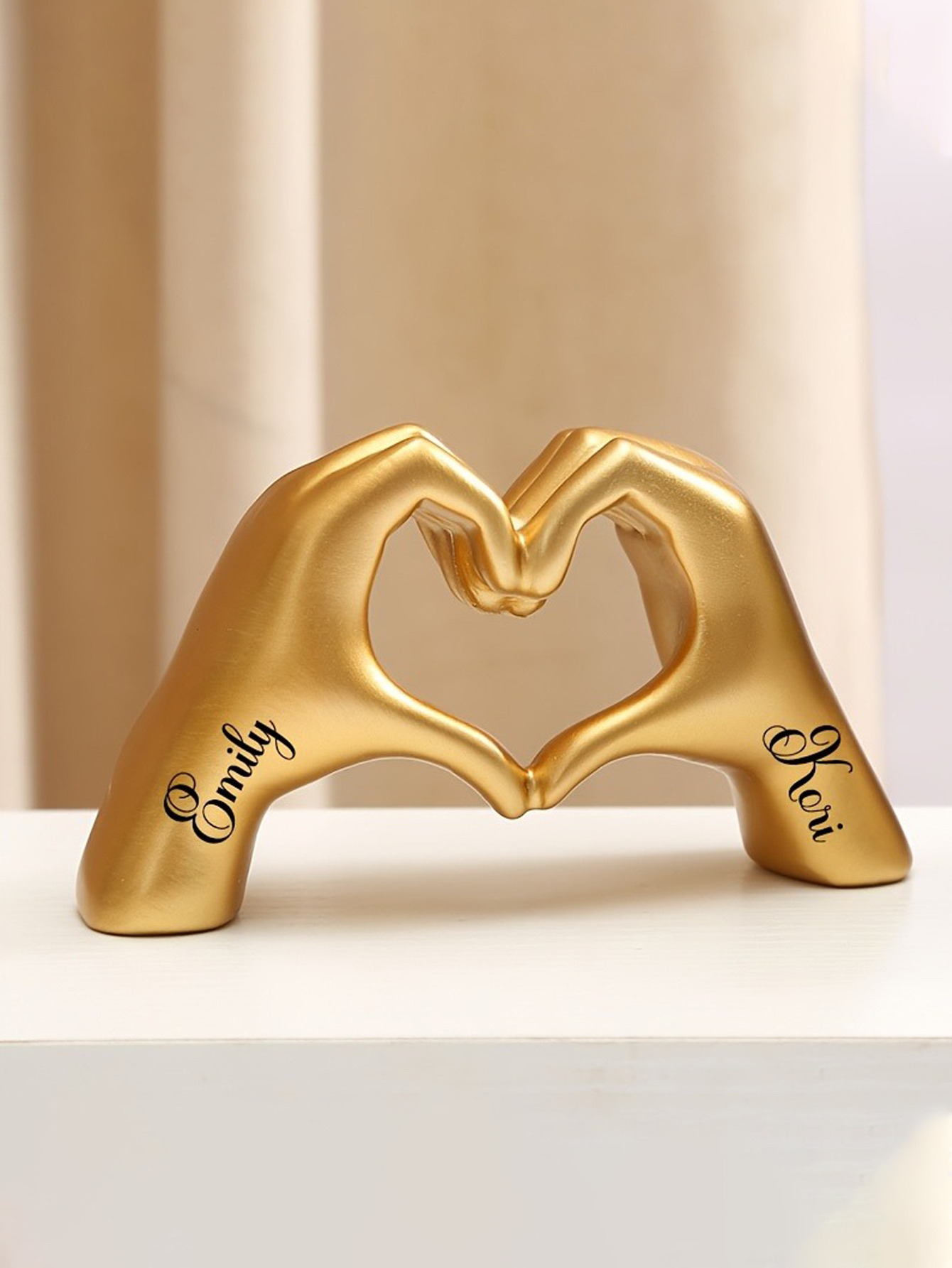 Customizable Resin Home Decor with Personalized Text Heart-Shaped Hand Gesture Statue for Desktop Display